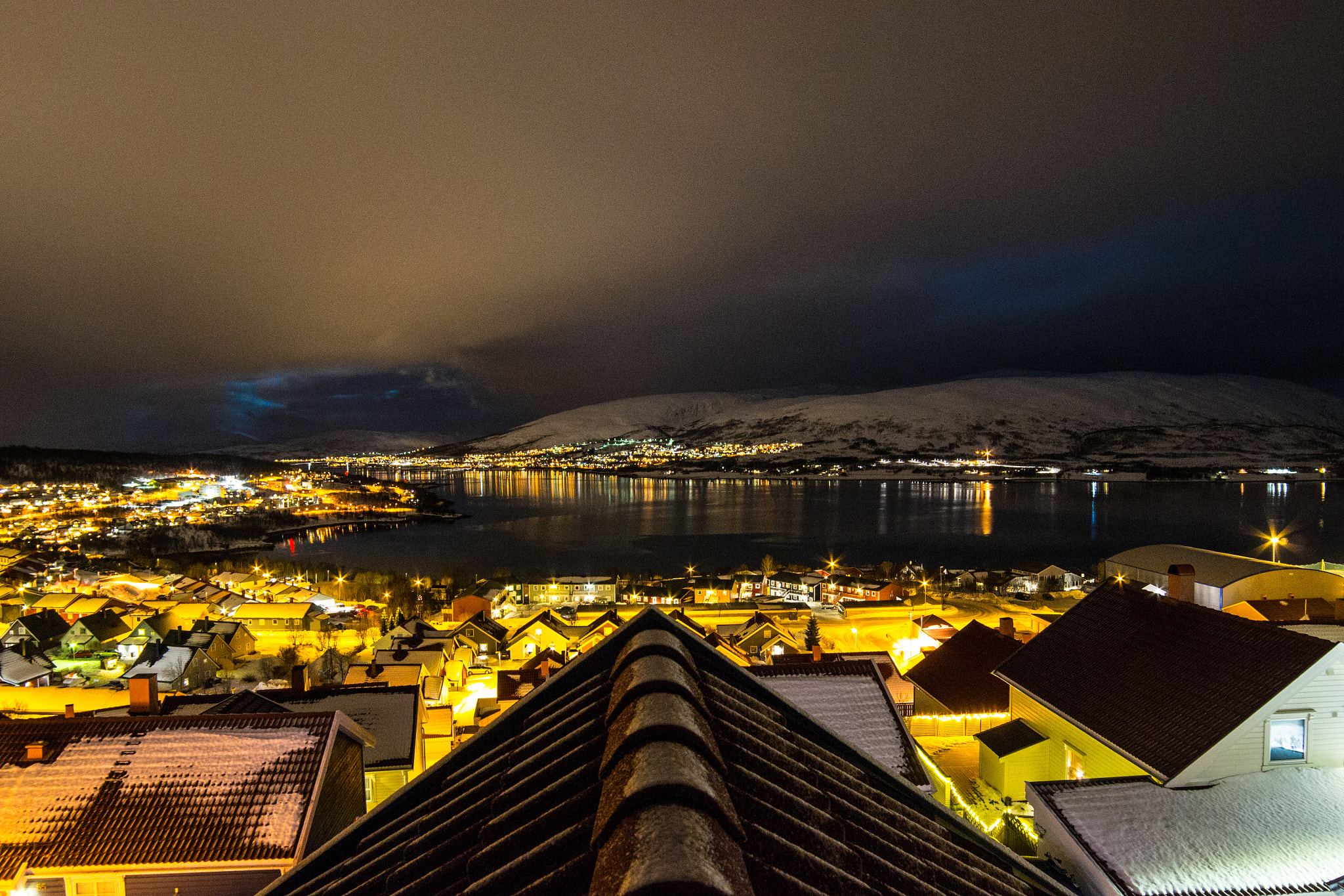 Nikon D3100 + Samyang 14mm F2.8 ED AS IF UMC sample photo. From my roof photography