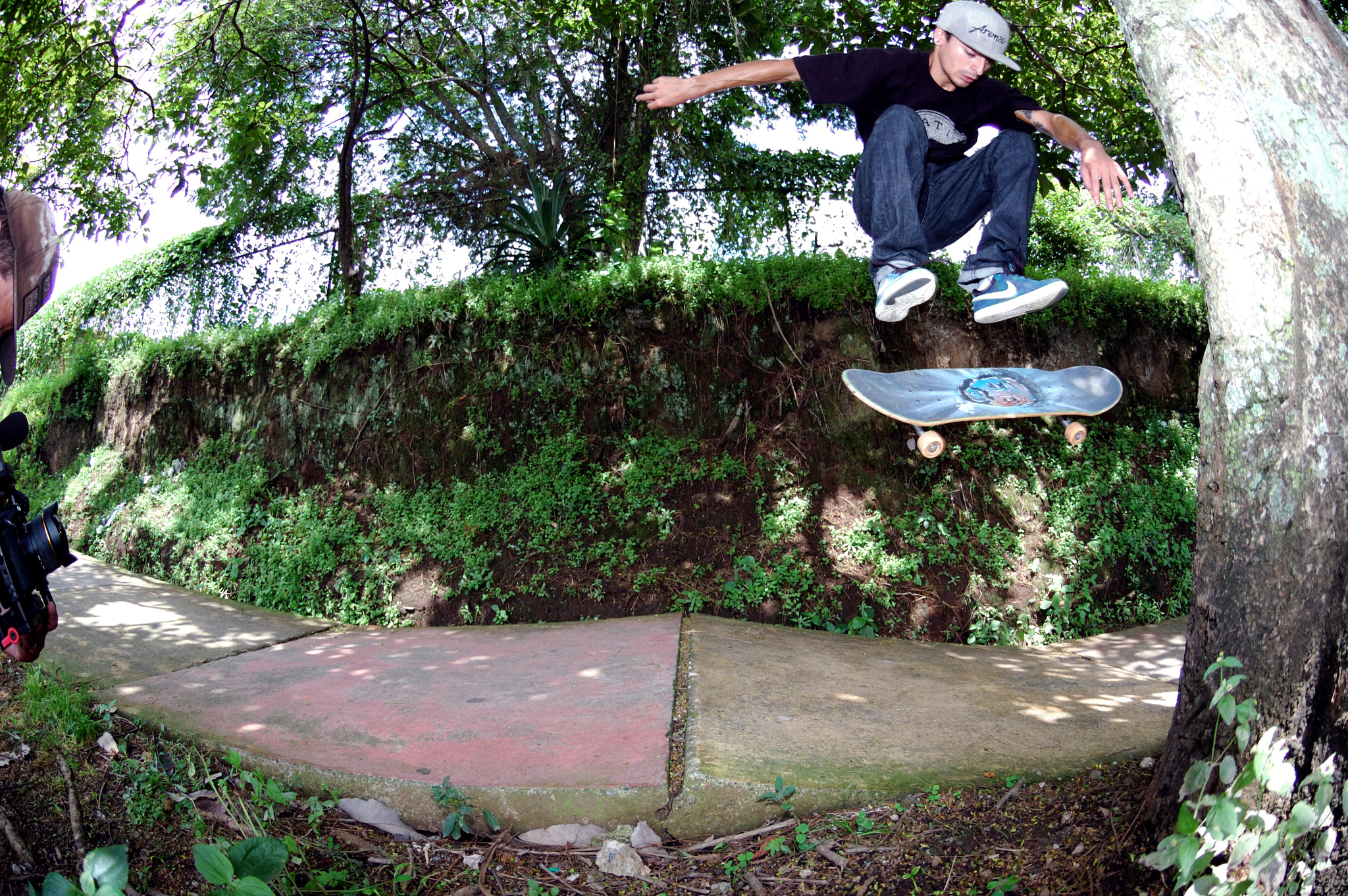 Nikon AF DX Fisheye-Nikkor 10.5mm F2.8G ED sample photo. Ricardo gutiérrez. fakie flip. photography