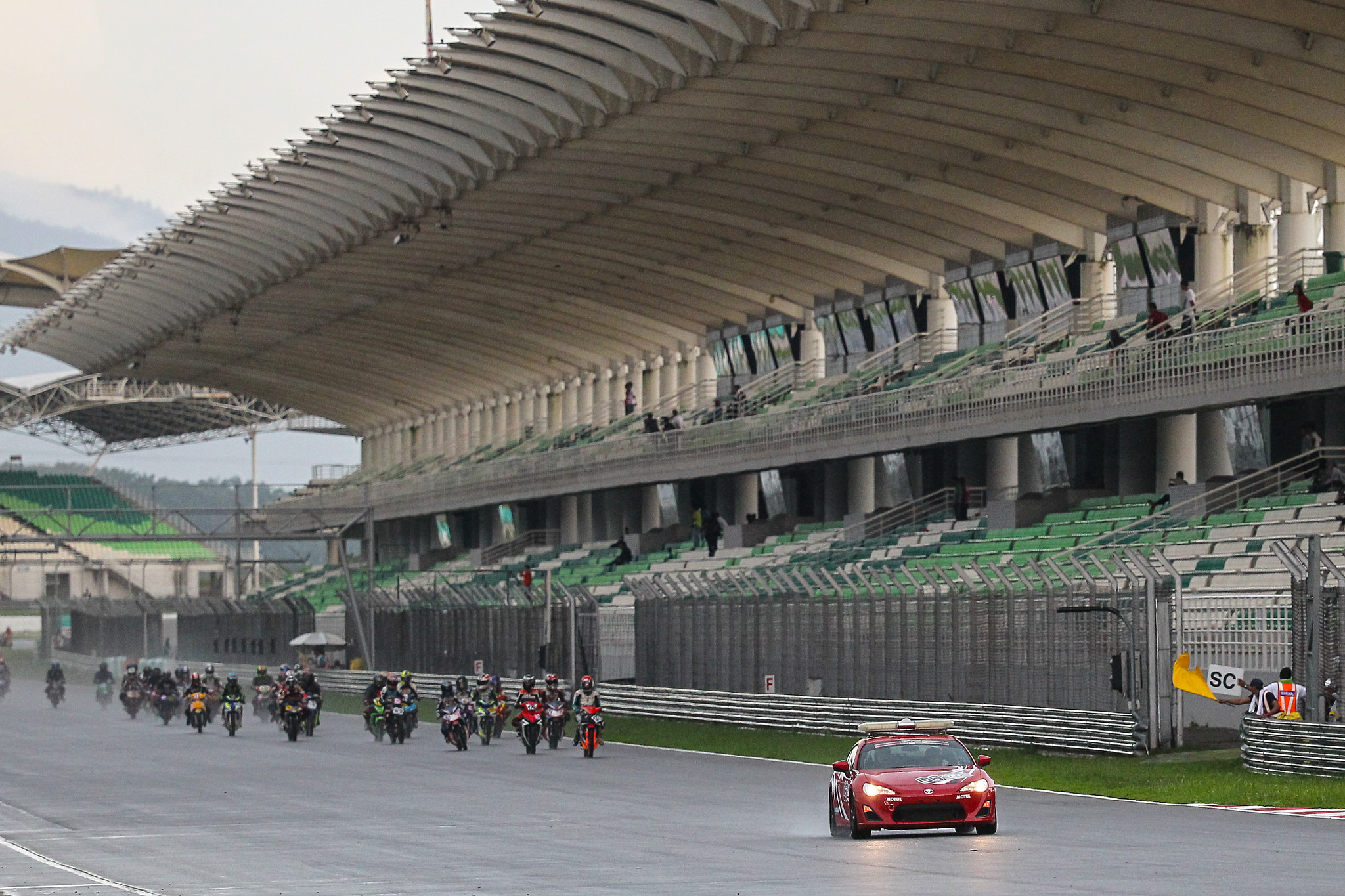 Canon EF 200-400mm F4L IS USM Extender 1.4x sample photo. Kapcai endurance race photography