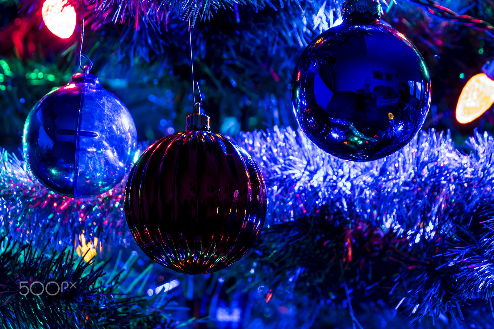Canon EOS 760D (EOS Rebel T6s / EOS 8000D) + Sigma 18-250mm F3.5-6.3 DC OS HSM sample photo. Christmas ornaments and lights in the blue photography
