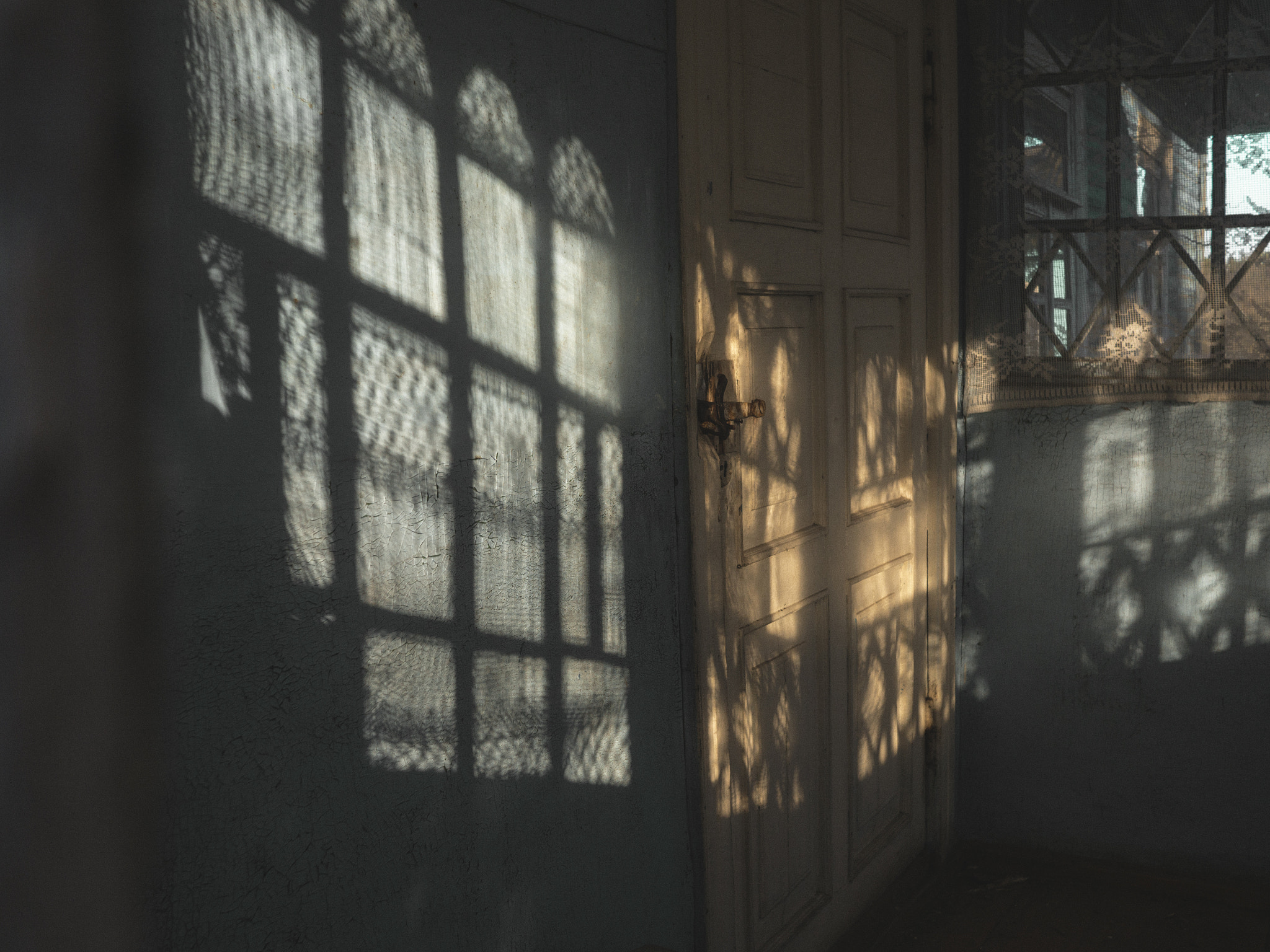 Panasonic Lumix DMC-GH3 + Panasonic Lumix G 20mm F1.7 ASPH sample photo. Game of shadows photography