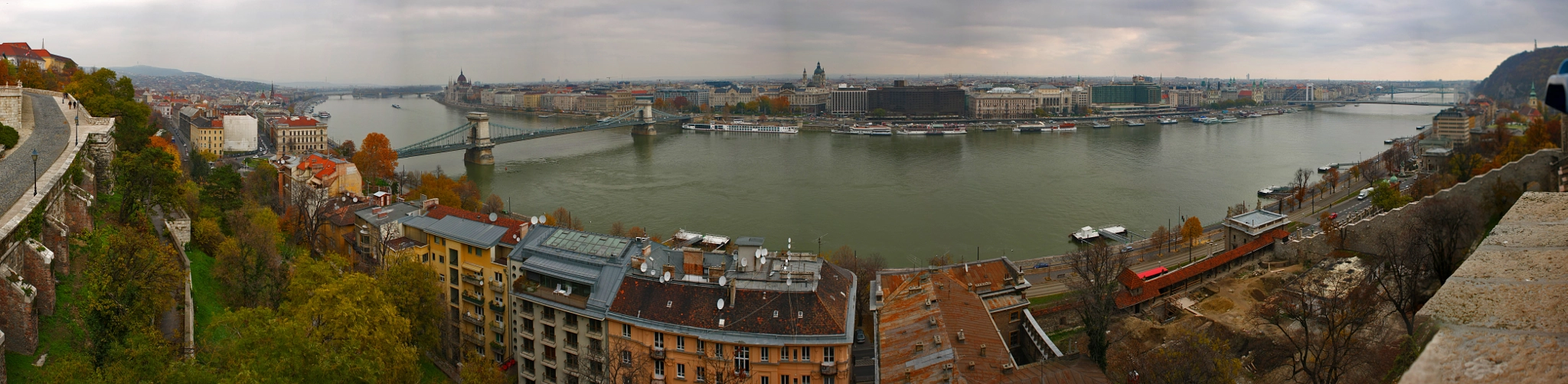 Canon EOS 450D (EOS Rebel XSi / EOS Kiss X2) + Canon EF 24-70mm F2.8L USM sample photo. Donau @ budapest photography