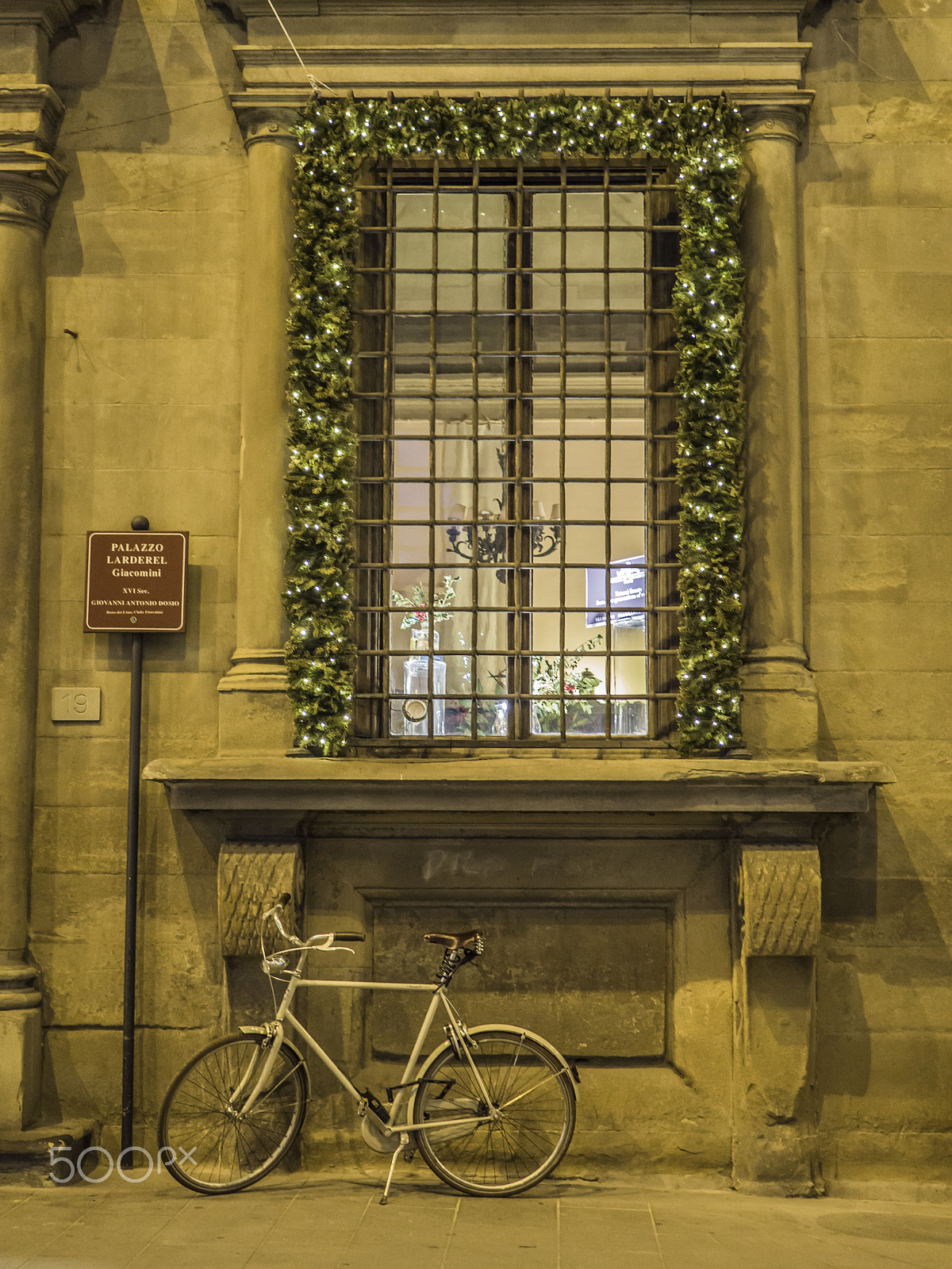 Panasonic Lumix DMC-GH3 + LUMIX G 25/F1.7 sample photo. Florence bike for christmas photography