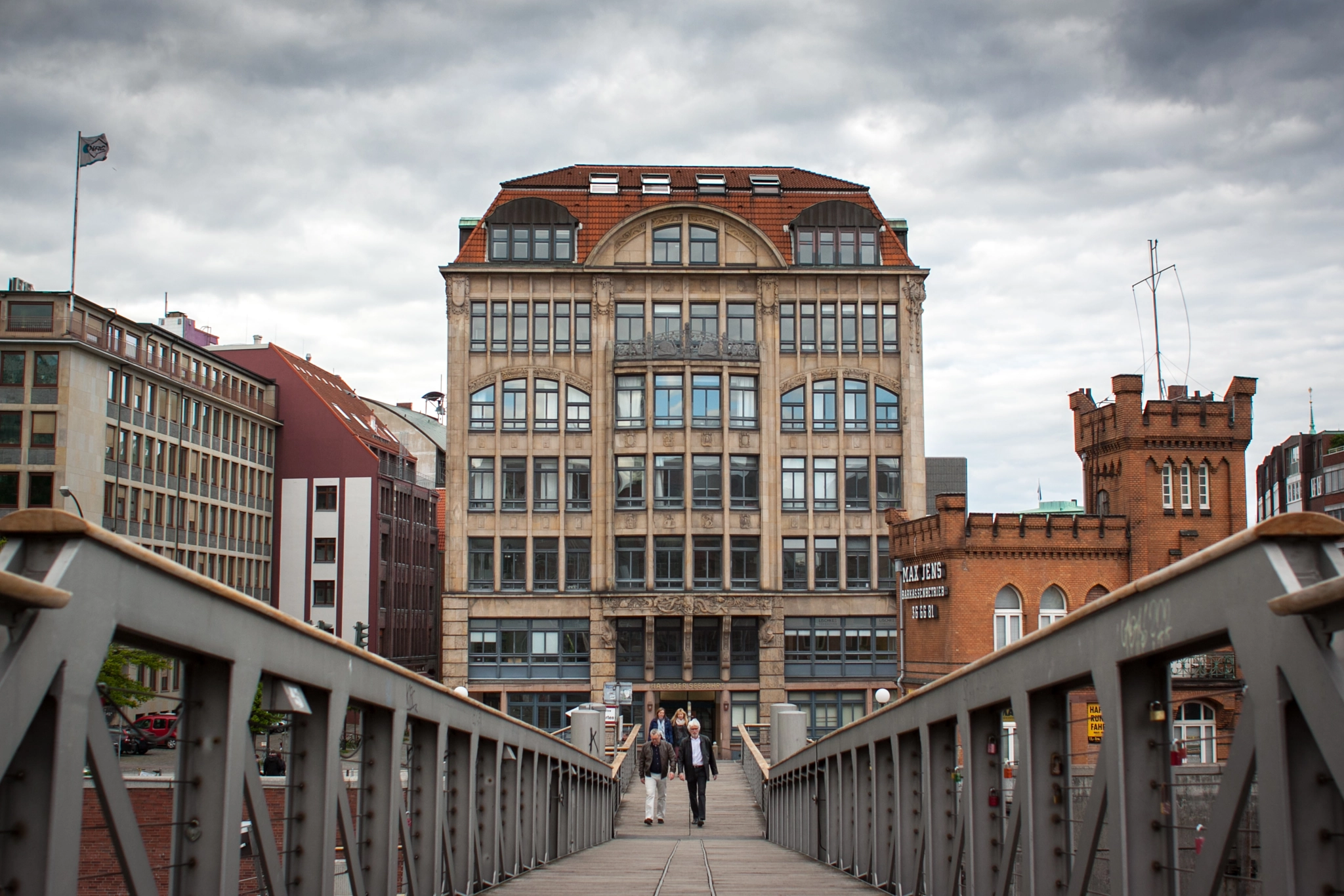 Canon EOS 50D + Canon EF 28mm F1.8 USM sample photo. Hamburg, germany photography