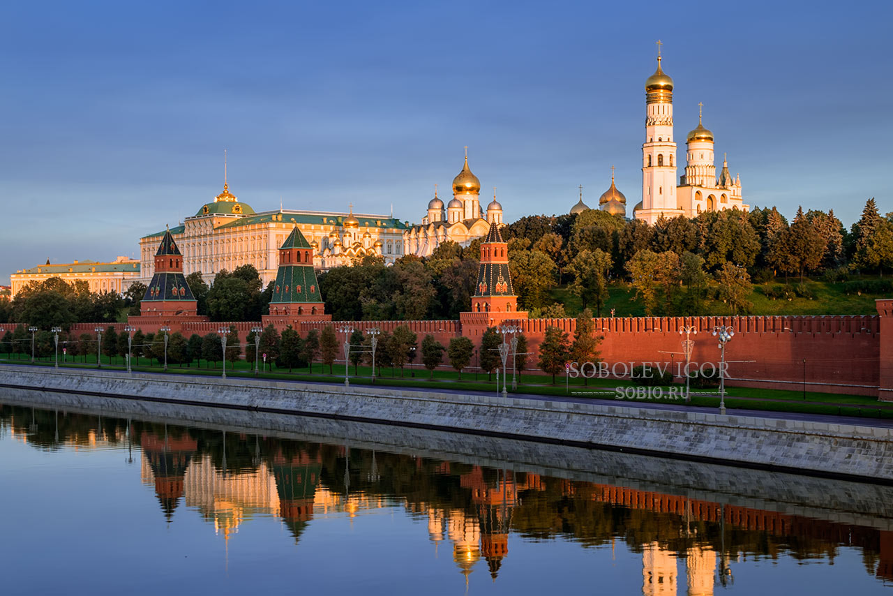 Sony a7R + Canon EF 24-105mm F4L IS USM sample photo. Moscow kremlin in the morni photography