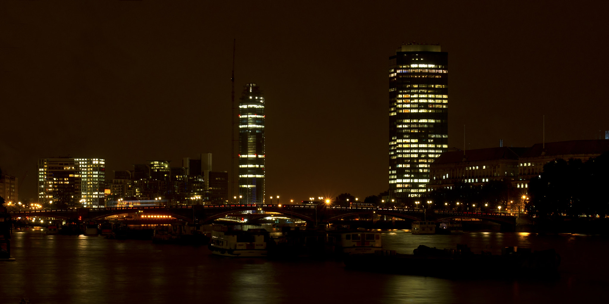 Sony Alpha DSLR-A550 + Sigma 18-200mm F3.5-6.3 DC sample photo. View from lambeth bridge photography