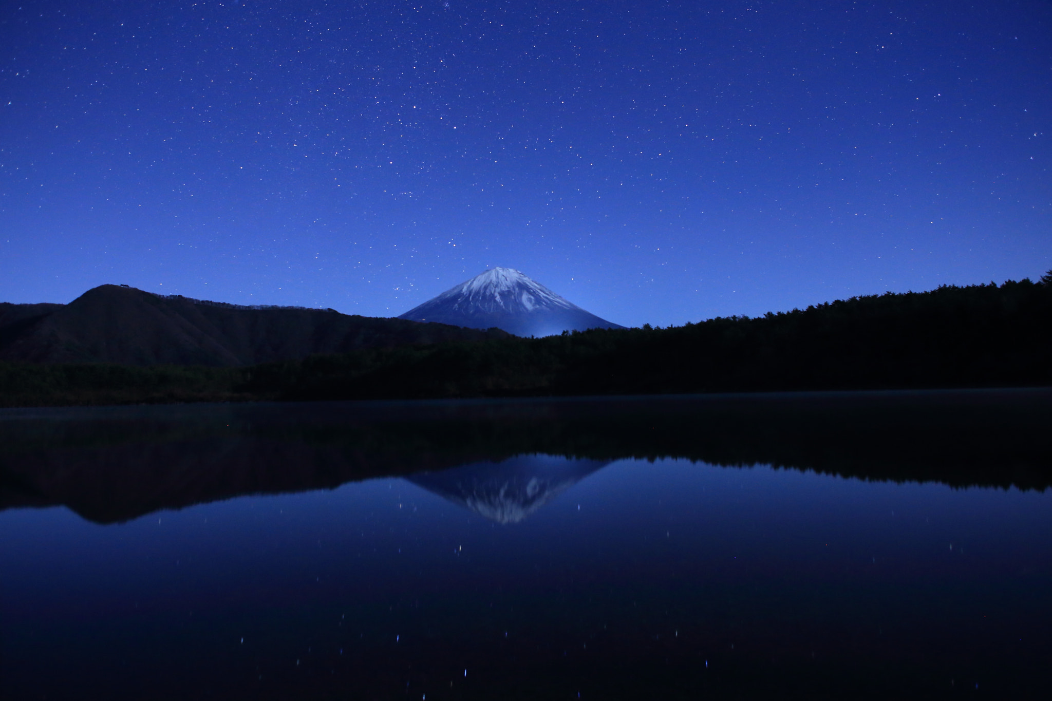 Canon EF 17-35mm f/2.8L + 1.4x sample photo. A quiet lake photography