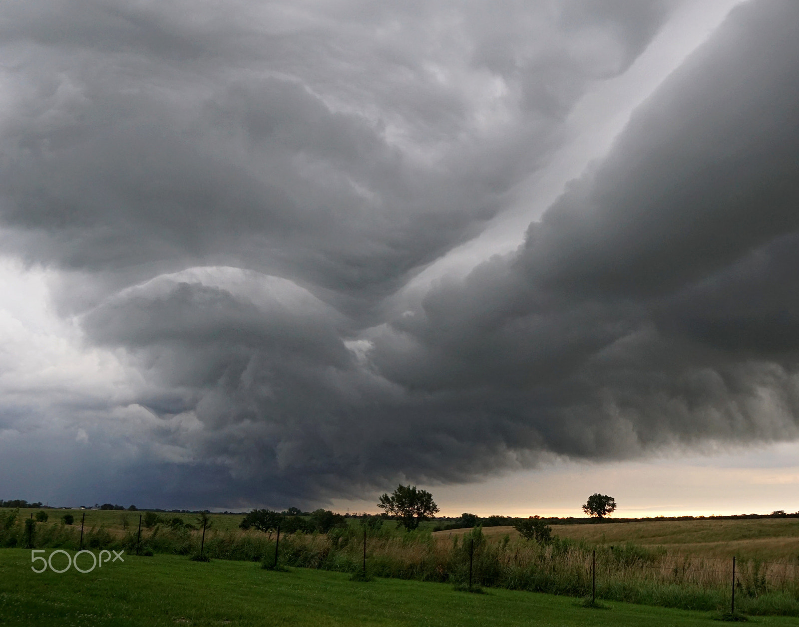 Sony DT 18-250mm F3.5-6.3 sample photo. Threatening sky photography