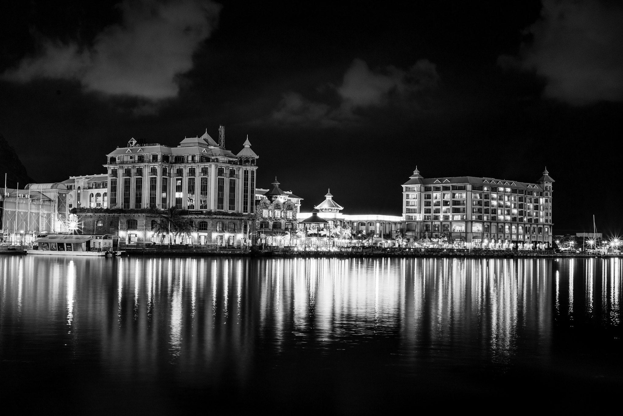 Nikon D610 + AF-S Nikkor 35mm f/1.8G sample photo. Caudan walter front photography