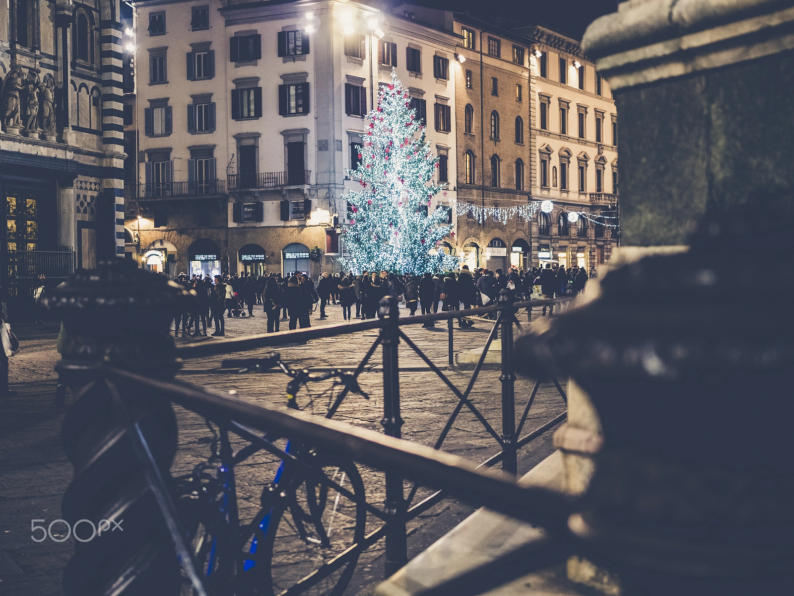 Panasonic Lumix DMC-GH3 + LUMIX G 25/F1.7 sample photo. Christmas tree in florence photography