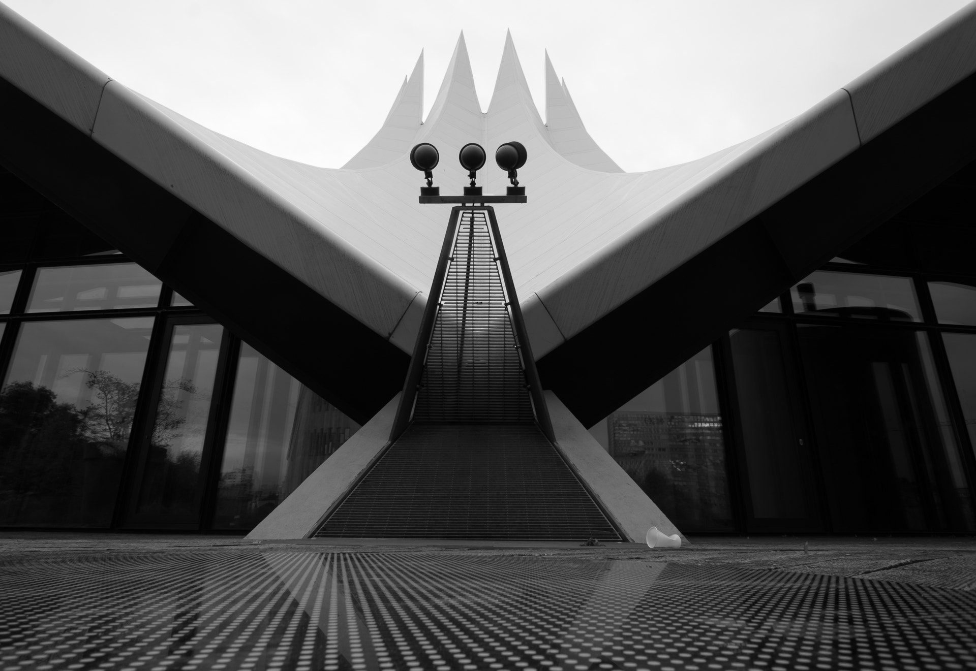 Sony Alpha NEX-6 + Sony E 16mm F2.8 sample photo. Tempodrom photography