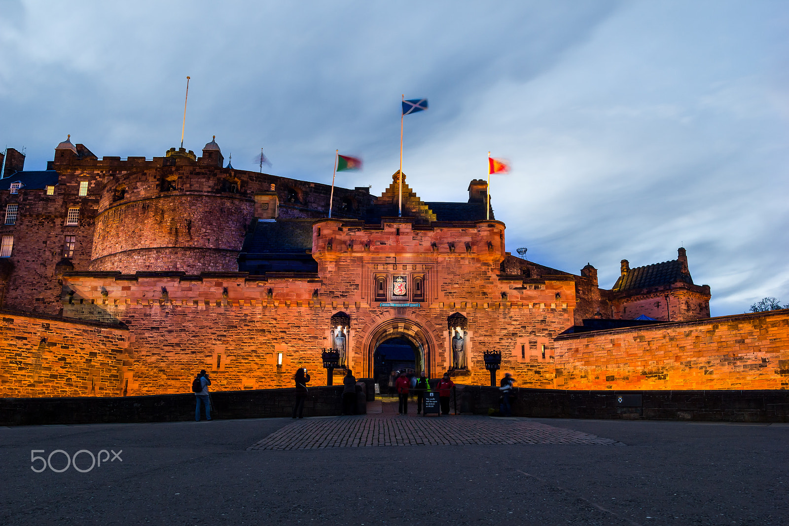 Canon EOS 550D (EOS Rebel T2i / EOS Kiss X4) + Sigma 18-50mm f/2.8 Macro sample photo. Edinburgh castle gate photography