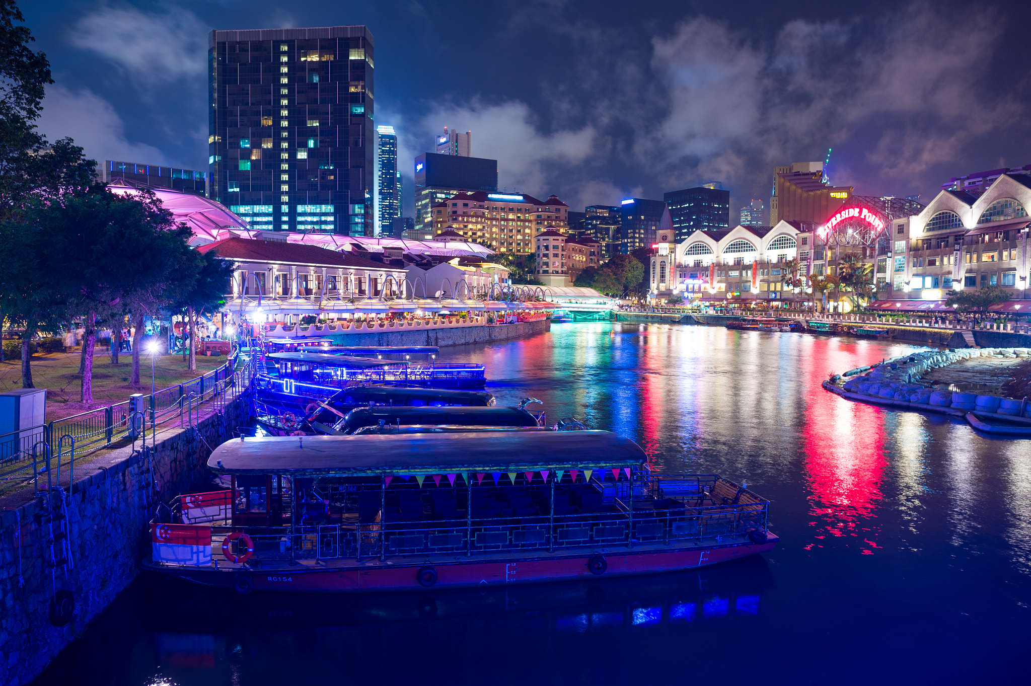 Nikon AF-S Nikkor 24mm F1.4G ED sample photo. Singapore clark quay in the blue photography