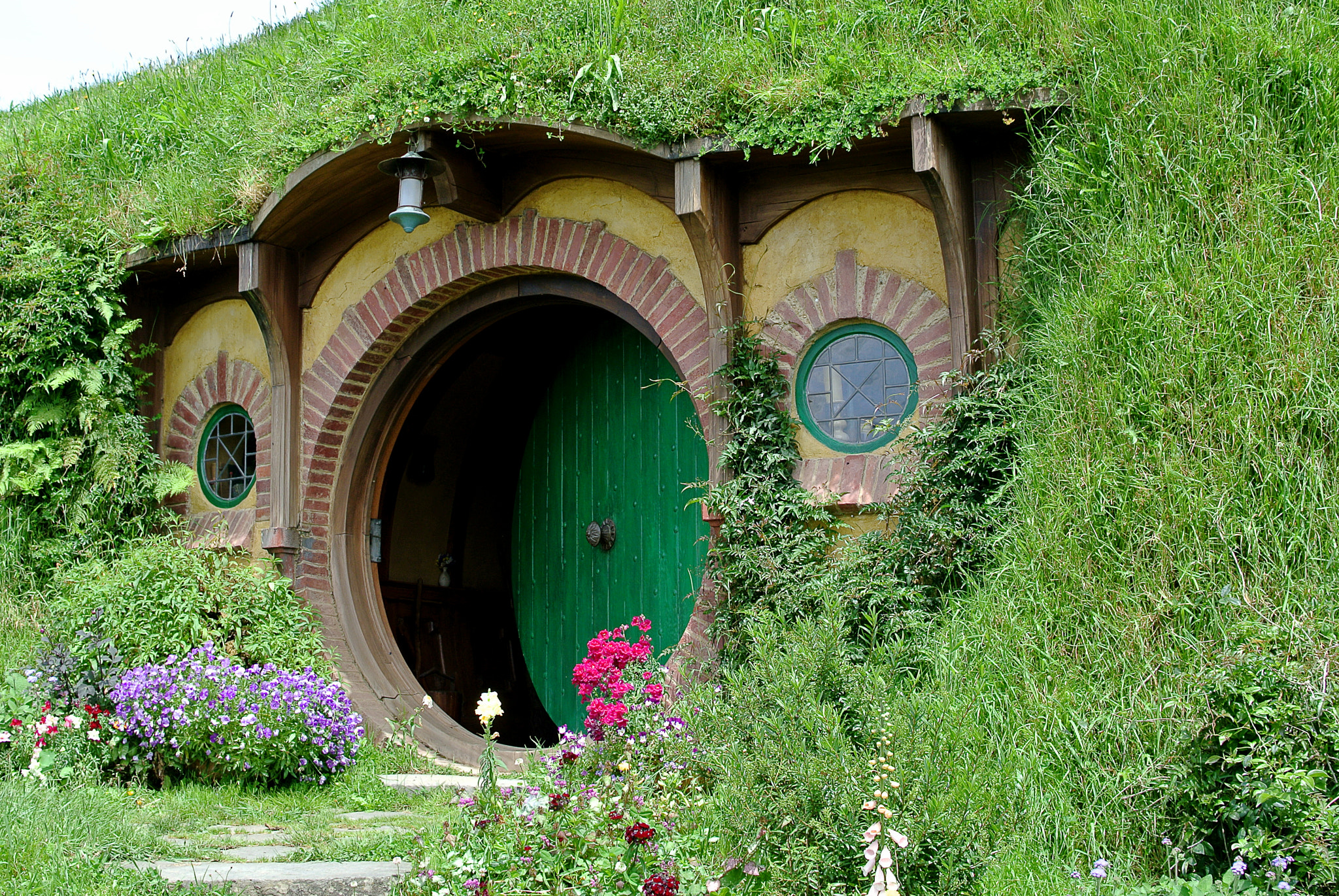 Nikon 1 V1 + Nikon 1 Nikkor 18.5mm F1.8 sample photo. Hobbiton - new zealand - bilbo baggins and frodo baggins house photography