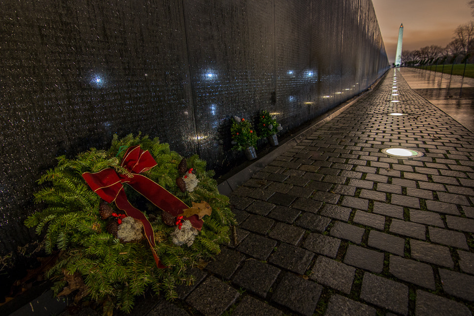 Canon EOS 100D (EOS Rebel SL1 / EOS Kiss X7) + Tokina AT-X Pro 11-16mm F2.8 DX sample photo. Christmas at the vietnam memorial photography