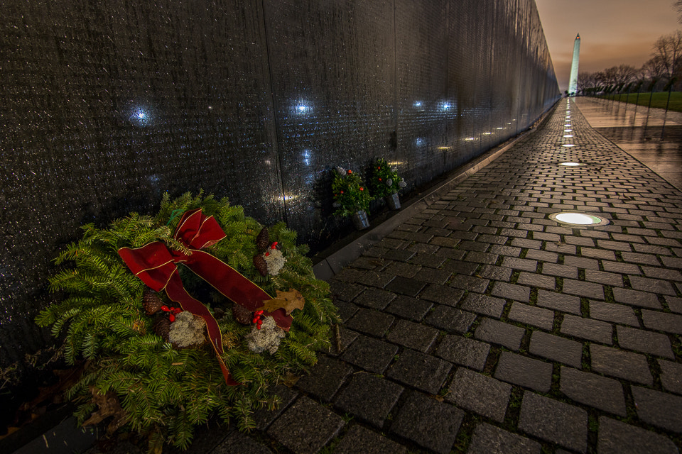 Canon EOS 100D (EOS Rebel SL1 / EOS Kiss X7) sample photo. Christmas at the vietnam memorial photography