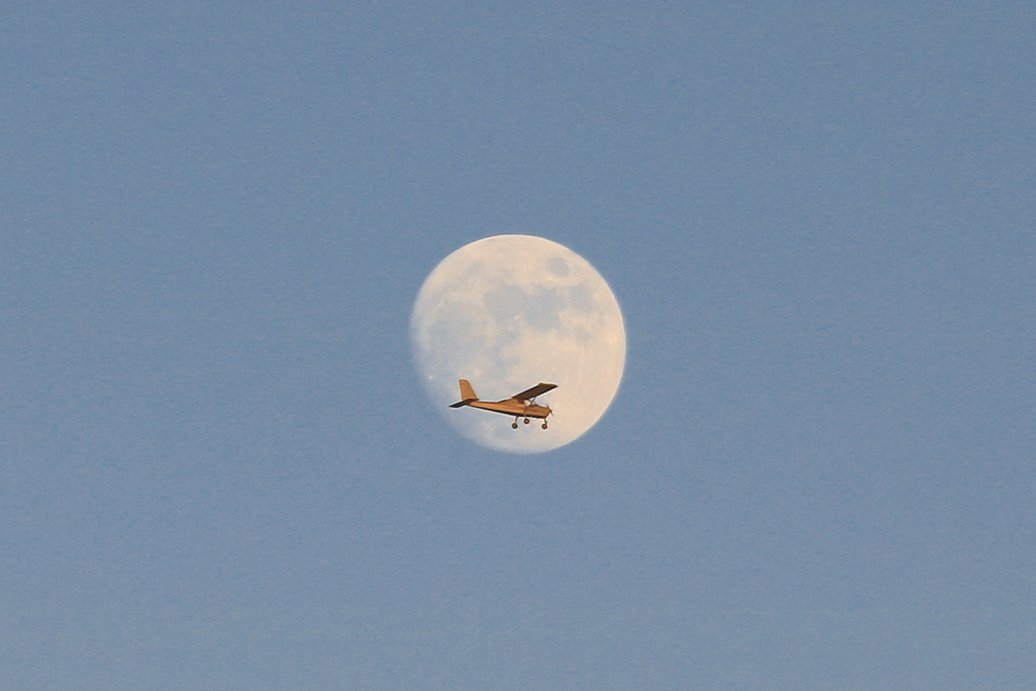 Tamron SP 35mm F1.8 Di VC USD sample photo. La luna e l'aereo. photography