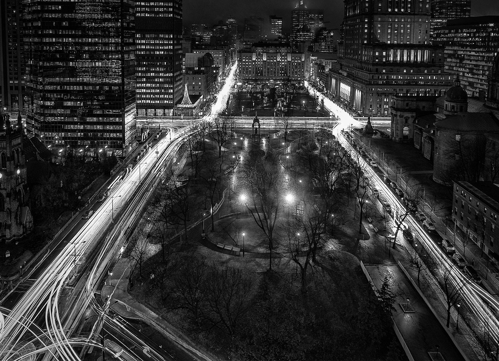 Olympus OM-D E-M10 II + OLYMPUS M.12mm F2.0 sample photo. Rush hour - montréal photography