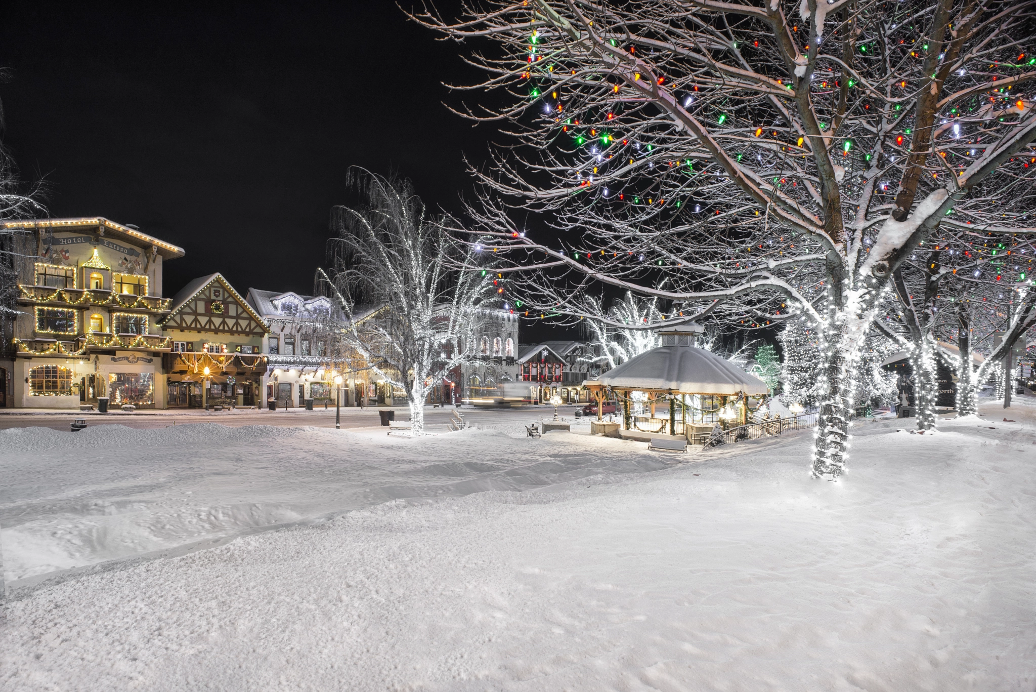 Nikon D600 + Nikon AF Nikkor 20mm F2.8D sample photo. Christmas in leavenworth washington photography