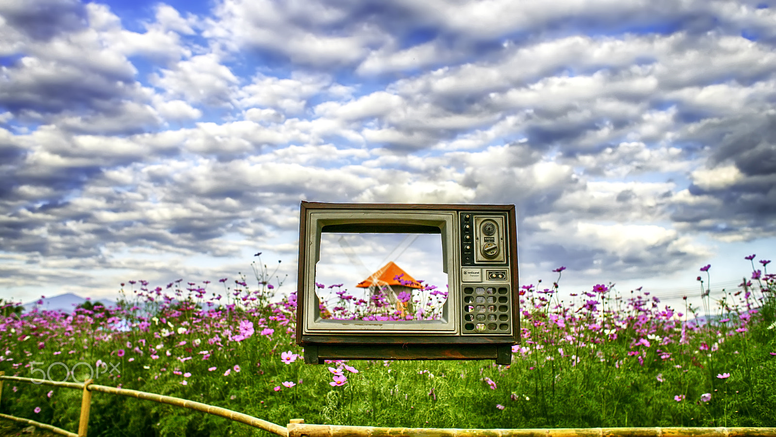 Canon EF 28mm F1.8 USM sample photo. Old tv photography