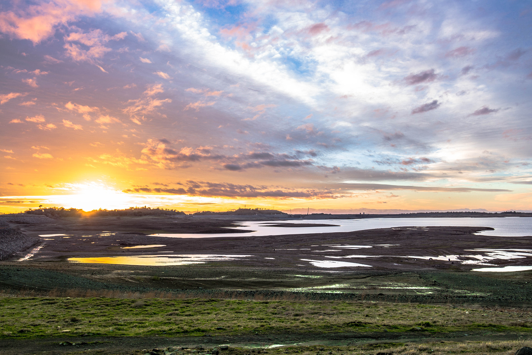 Canon EOS 700D (EOS Rebel T5i / EOS Kiss X7i) + Canon EF 16-35mm F4L IS USM sample photo. Folsom lake - low water level 2015 photography