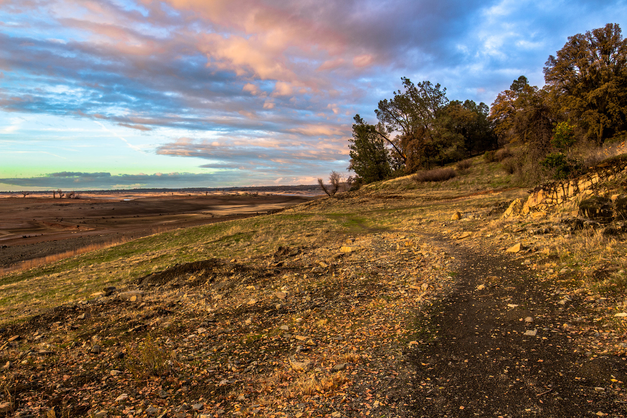 Canon EOS 700D (EOS Rebel T5i / EOS Kiss X7i) + Canon EF 16-35mm F4L IS USM sample photo. Folsom lake - low water level 2015 photography