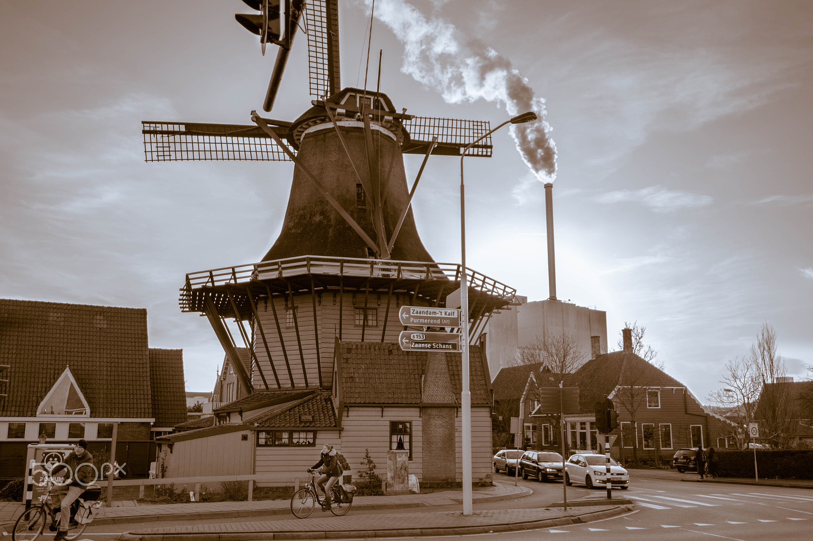 Nikon D5300 + Nikon AF-S Nikkor 20mm F1.8G ED sample photo. Windmill on the streetcorner photography