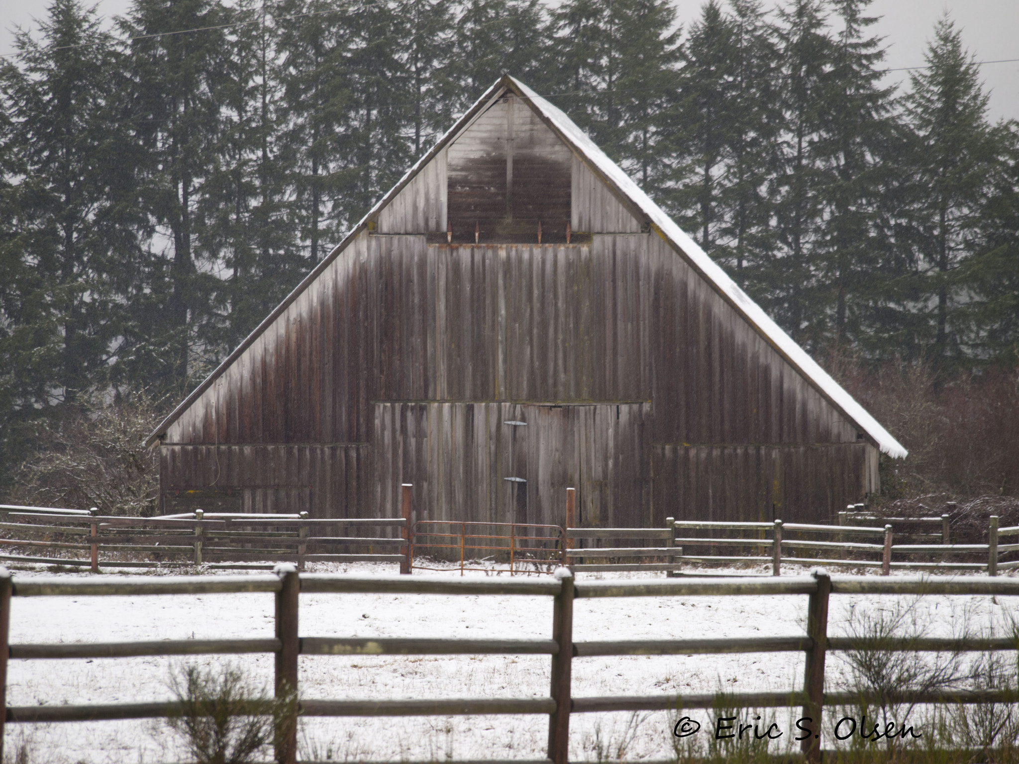 Olympus PEN E-P1 sample photo. Barn in the foothills of the cascade mnts photography