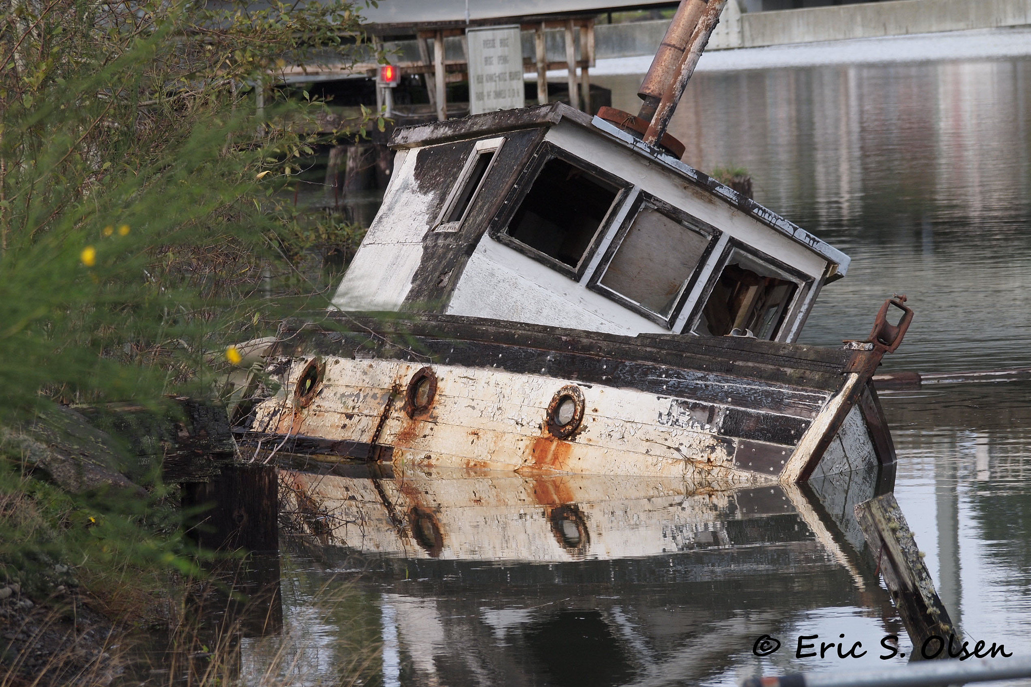 Olympus PEN E-P1 sample photo. Sunken boat photography