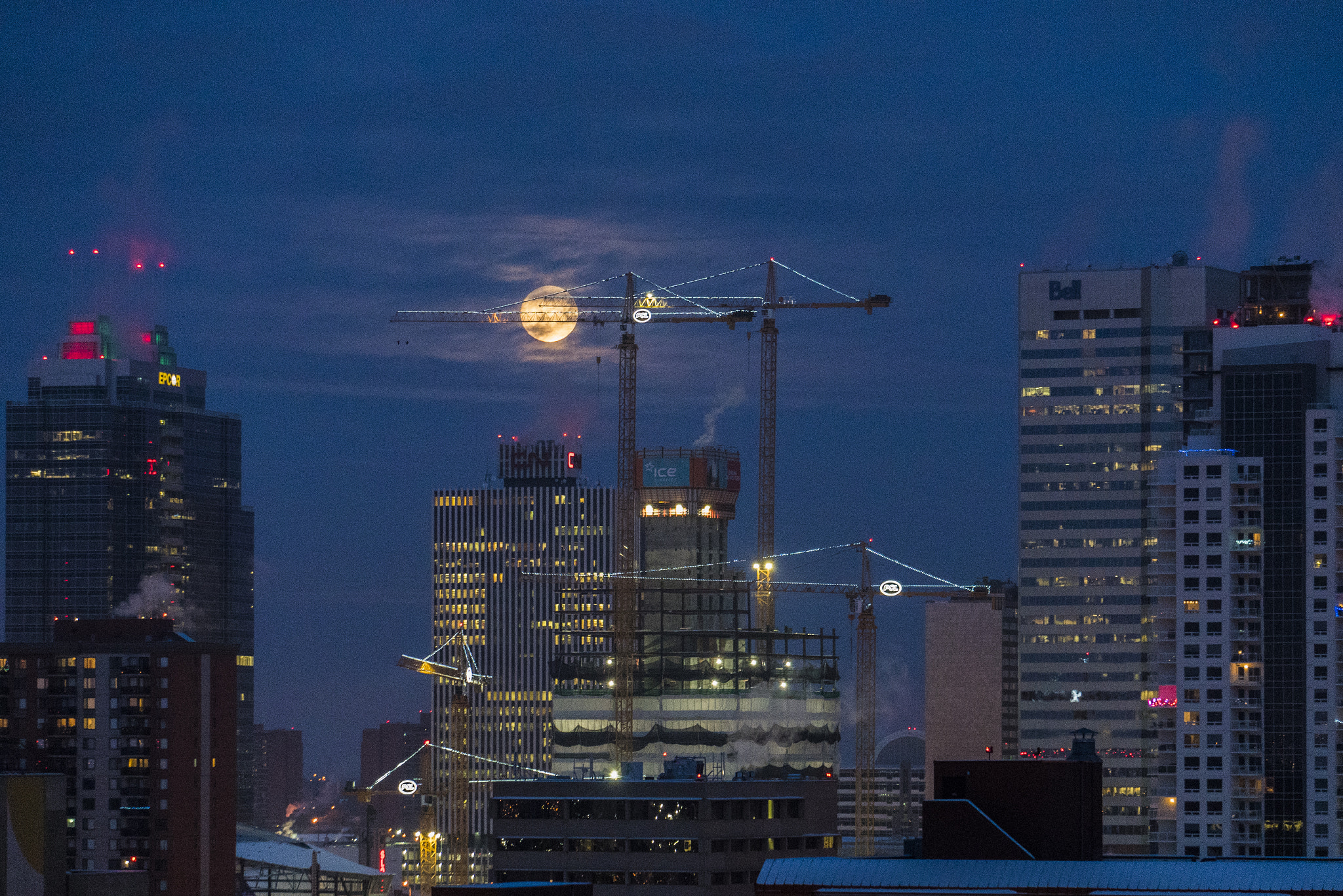 Sony E 55-210mm F4.5-6.3 OSS sample photo. Full moon christmas photography
