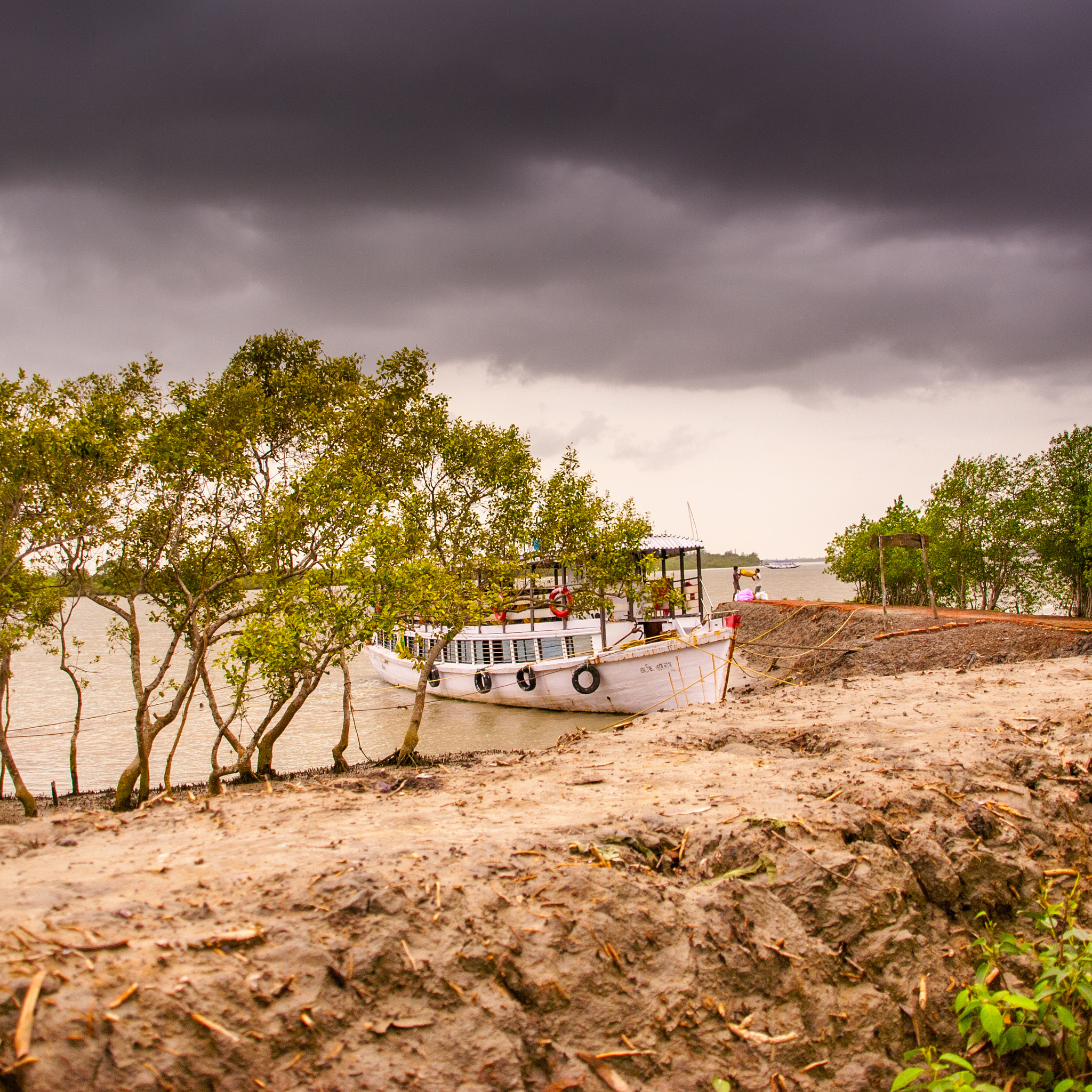 Nikon D60 + Sigma 18-200mm F3.5-6.3 DC sample photo. Calm before the storm photography