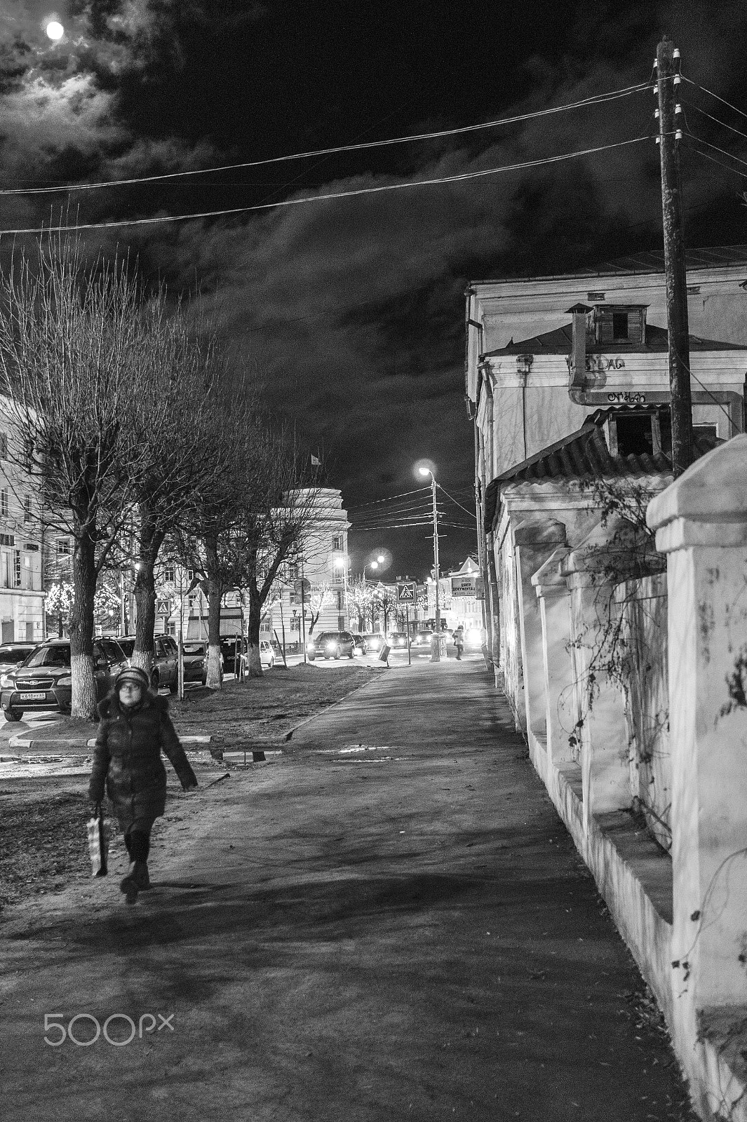 Sony Alpha a5000 (ILCE 5000) + Sony Sonnar T* E 24mm F1.8 ZA sample photo. Woman under the moon and pillar photography