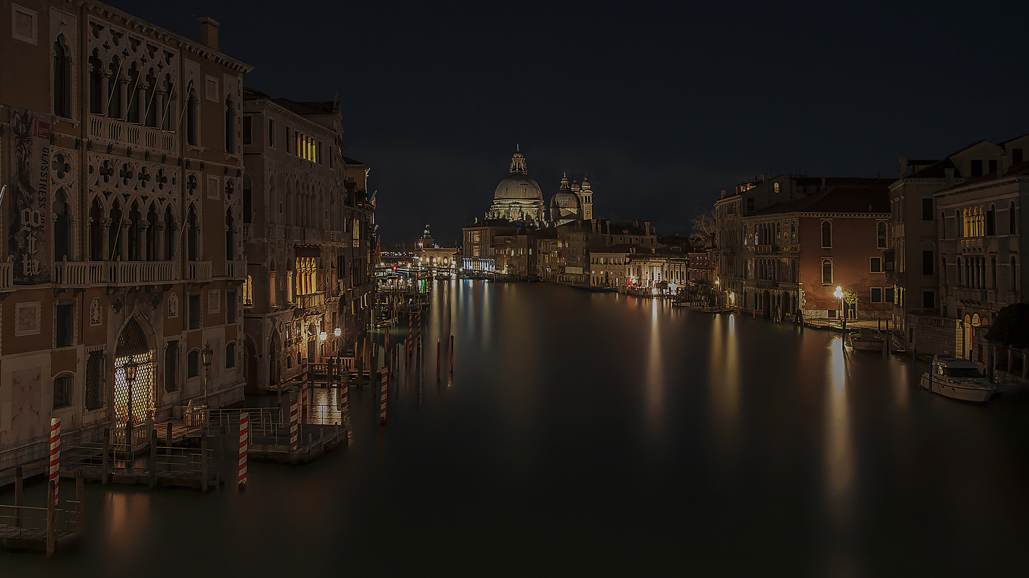 Canon EOS 50D + Sigma 10-20mm F3.5 EX DC HSM sample photo. Venice at night photography