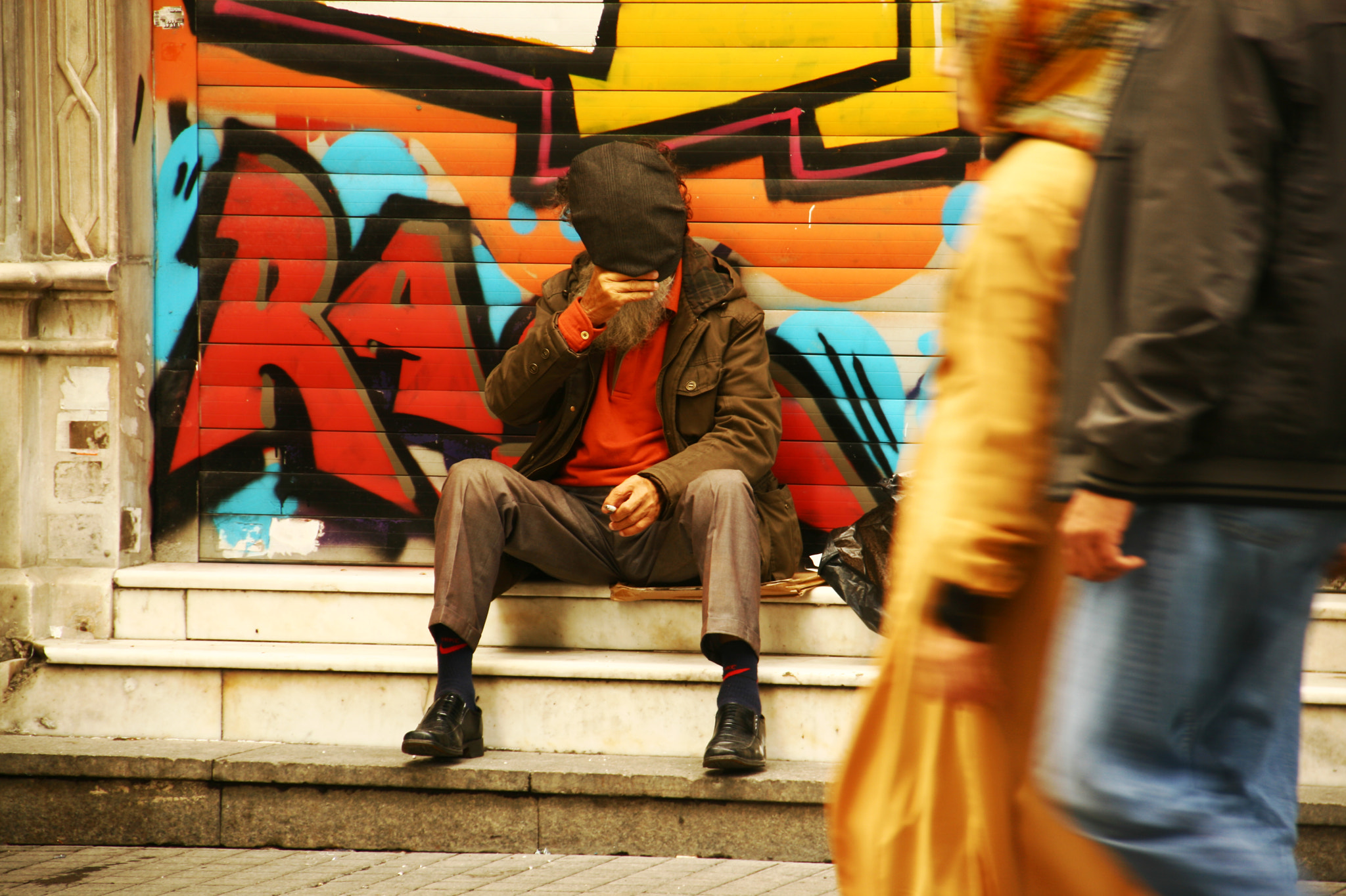 Canon EF-S 18-135mm F3.5-5.6 IS sample photo. Graffiti and people photography