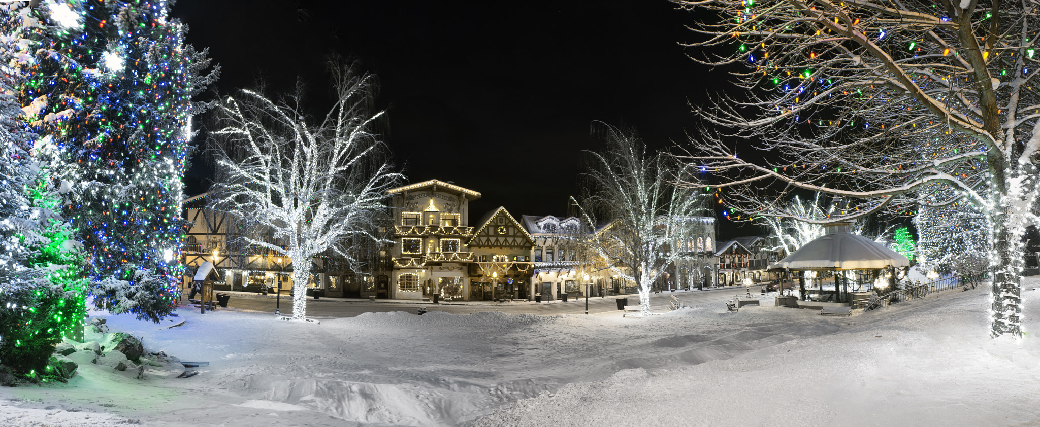 Nikon D600 + Nikon AF Nikkor 20mm F2.8D sample photo. Leavenworth christmas photography