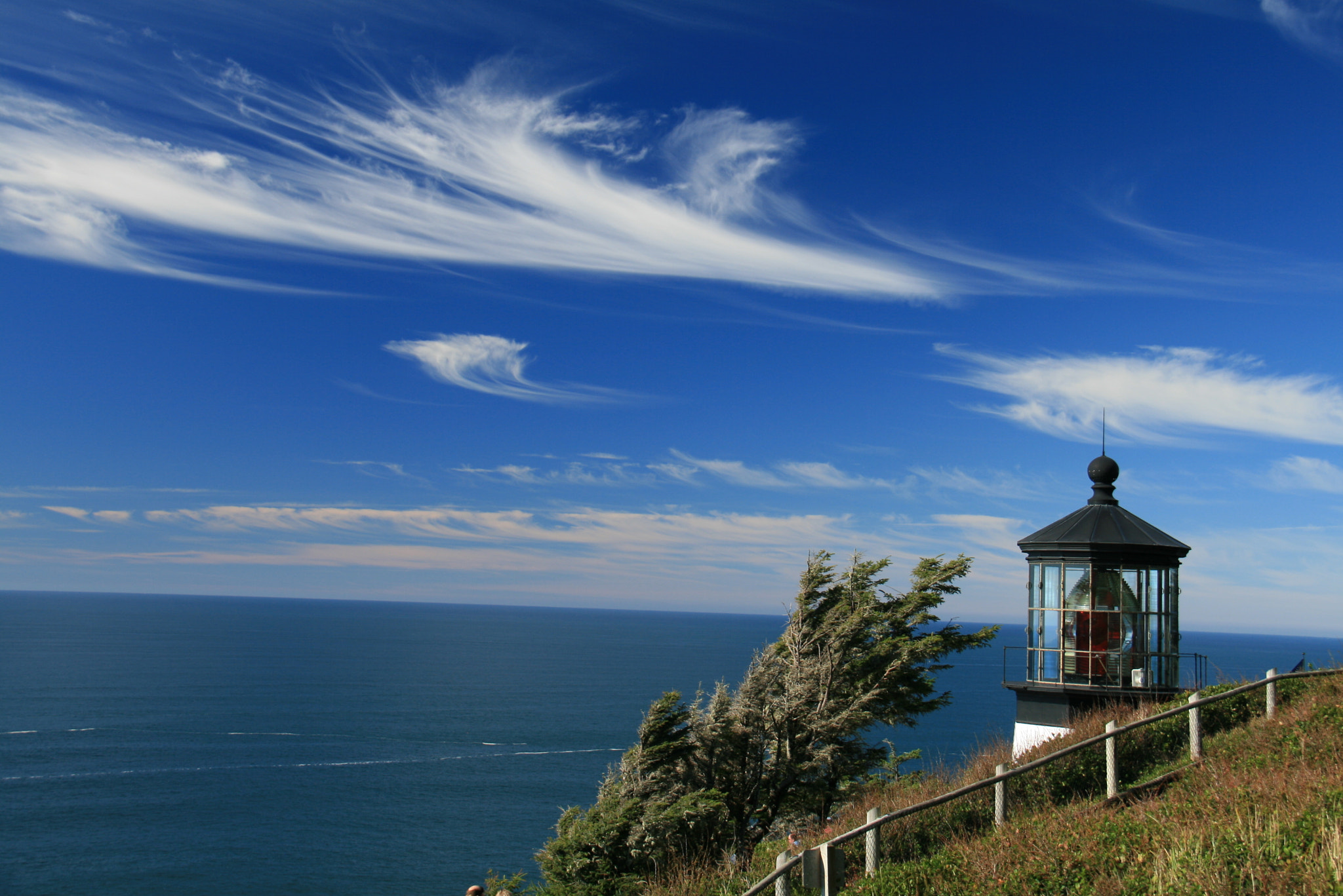 Canon EOS 400D (EOS Digital Rebel XTi / EOS Kiss Digital X) sample photo. Wispy clouds by the sea photography