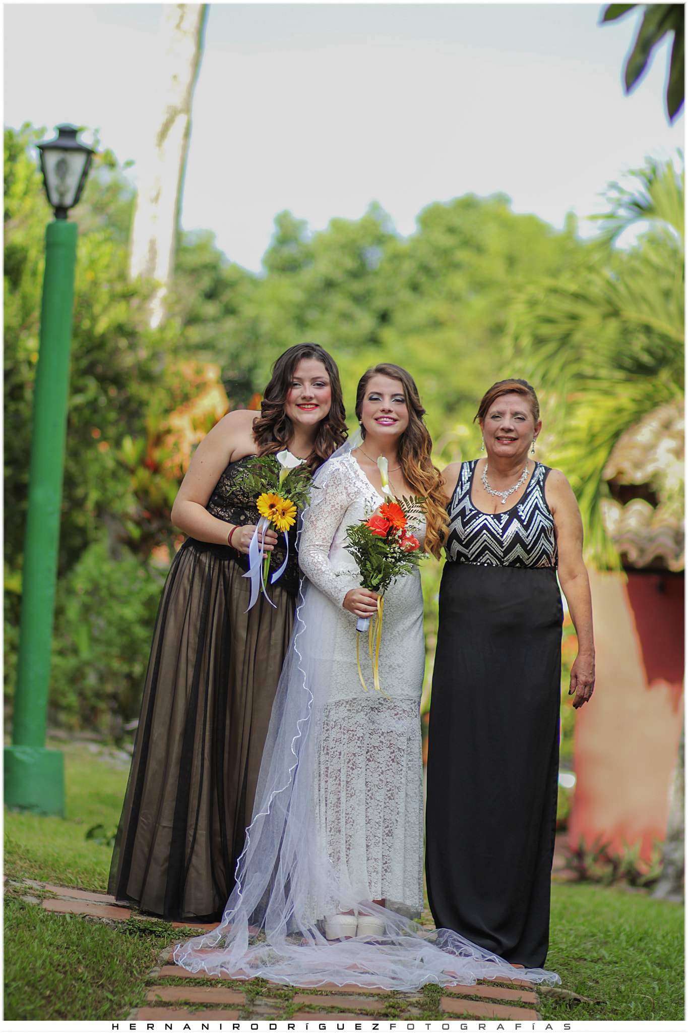 Canon EOS 650D (EOS Rebel T4i / EOS Kiss X6i) sample photo. Madrina / girlfriend / mother photography