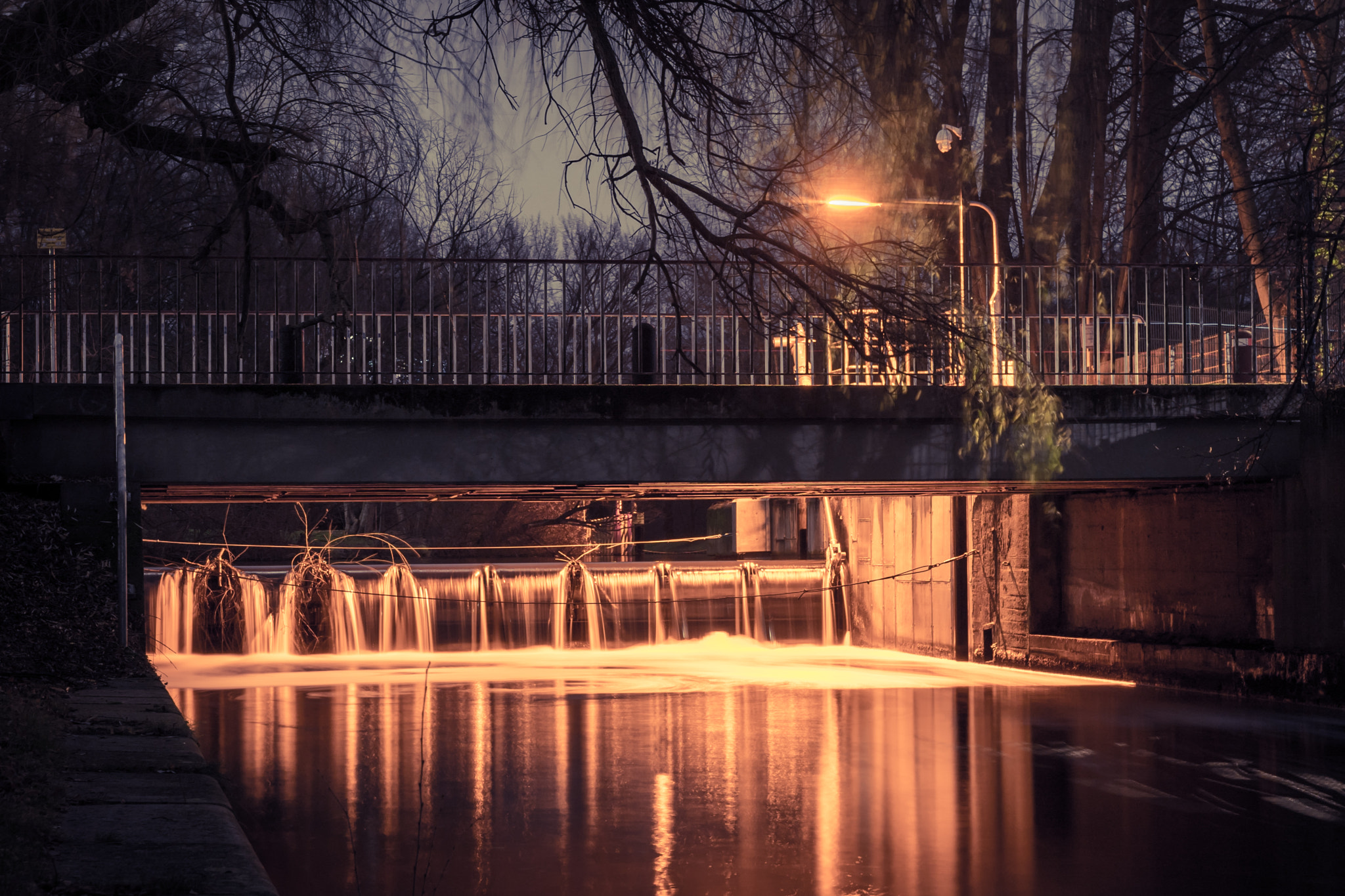 Sony a7 II + Sony Vario-Tessar T* E 16-70mm F4 ZA OSS sample photo. The bridge over orange water photography