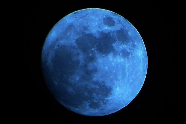 Sigma 70-300mm F4-5.6 APO Macro Super II sample photo. () photography