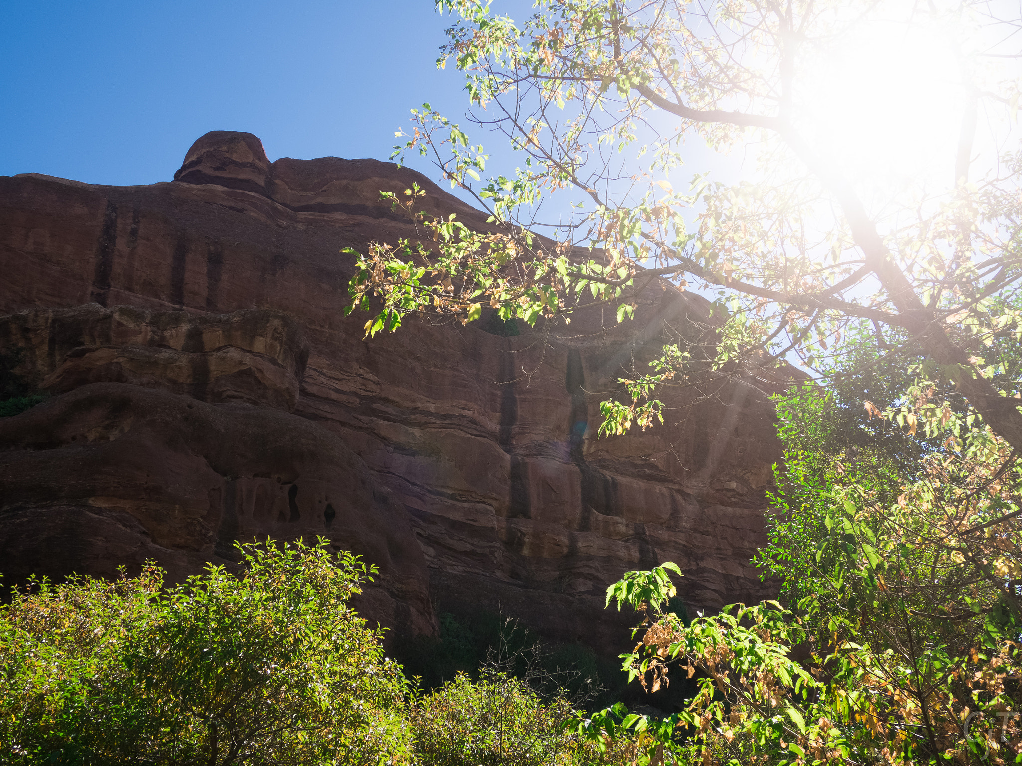 Olympus OM-D E-M10 + LUMIX G VARIO PZ 14-42/F3.5-5.6 sample photo. Sunny red rocks photography