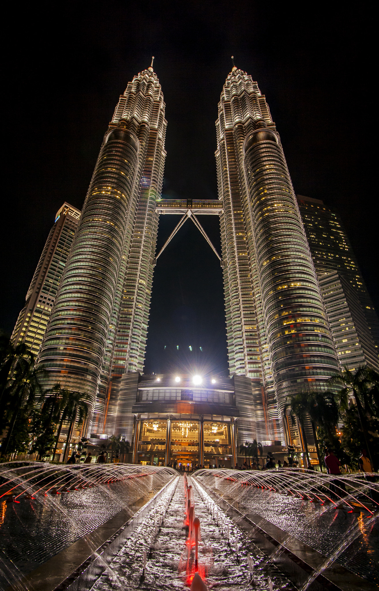 Canon EF-S 10-18mm F4.5–5.6 IS STM sample photo. Petronas towers photography