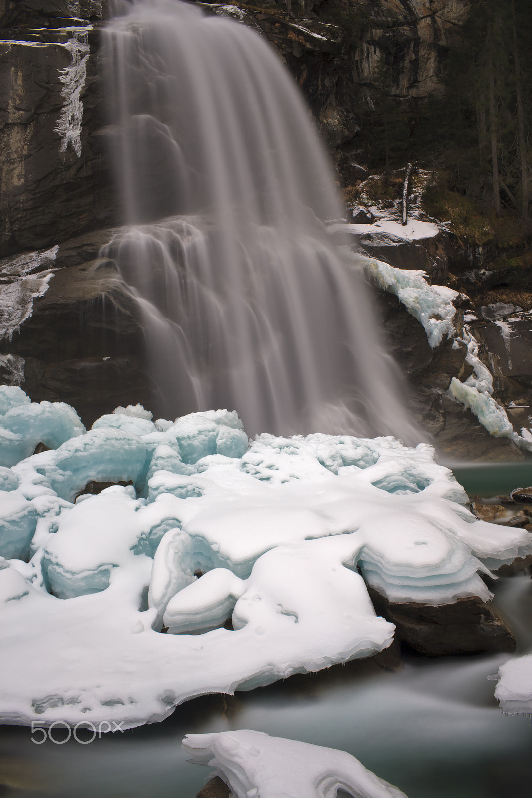 Canon EF 35mm F1.4L USM sample photo. Ice near waterfall photography