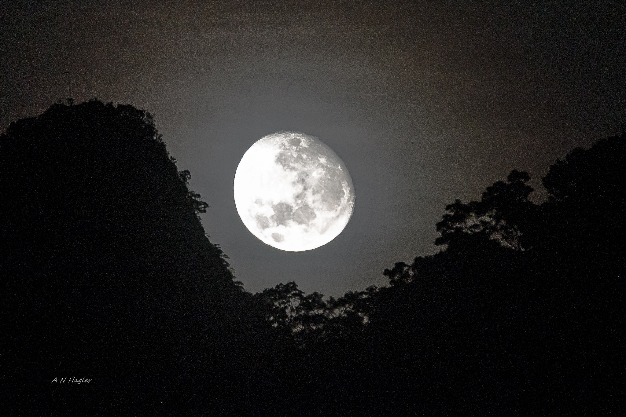 Sony 70-300mm F4.5-5.6 G SSM sample photo. Moonset on pedra bonita photography