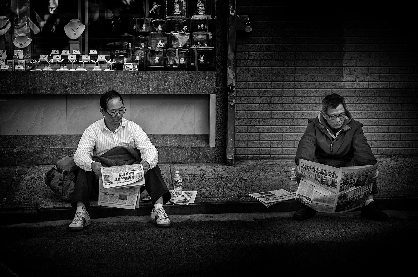 Pentax K-5 + Pentax smc DA 70mm F2.4 AL Limited sample photo. Readers of china town photography