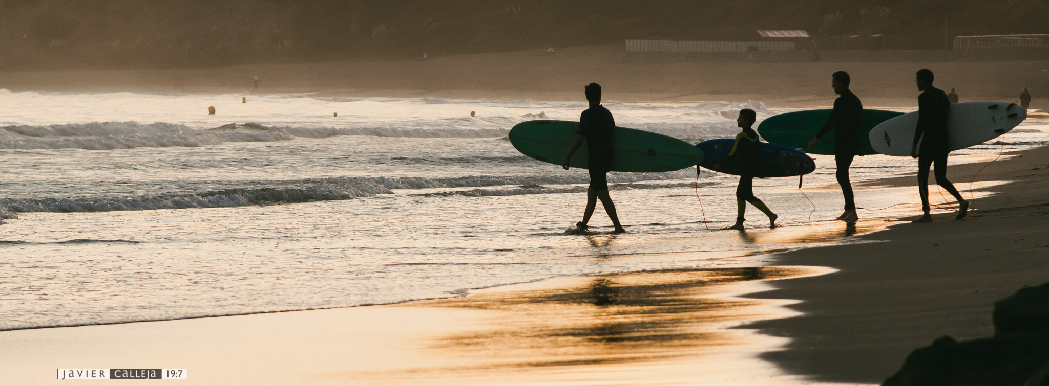 Sigma 70-200mm F2.8 EX DG OS HSM sample photo. Surfers bajando al mar photography