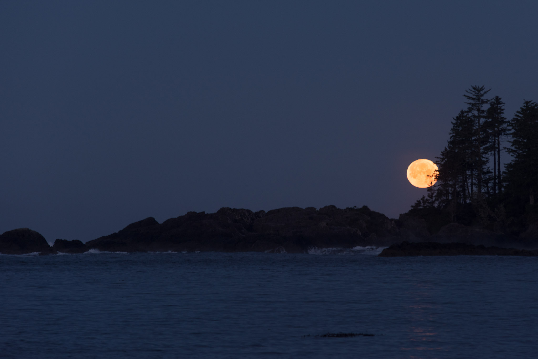 Sigma 70-200mm F2.8 EX DG Macro HSM II sample photo. Christmas full moon photography