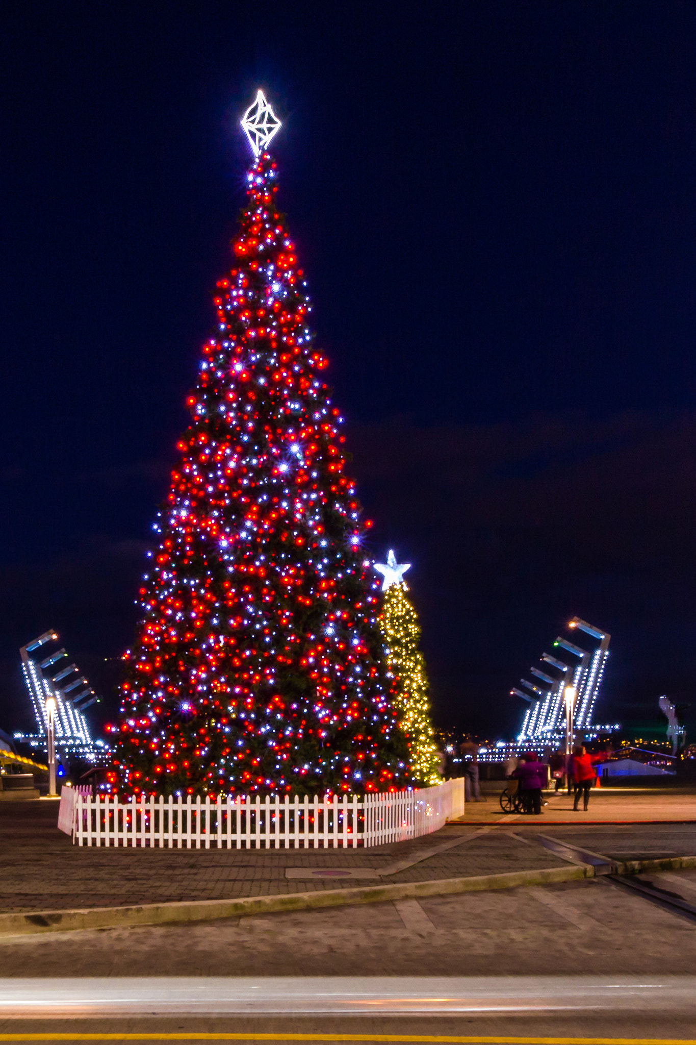 Canon EF-S 10-18mm F4.5–5.6 IS STM sample photo. City lights 5 photography