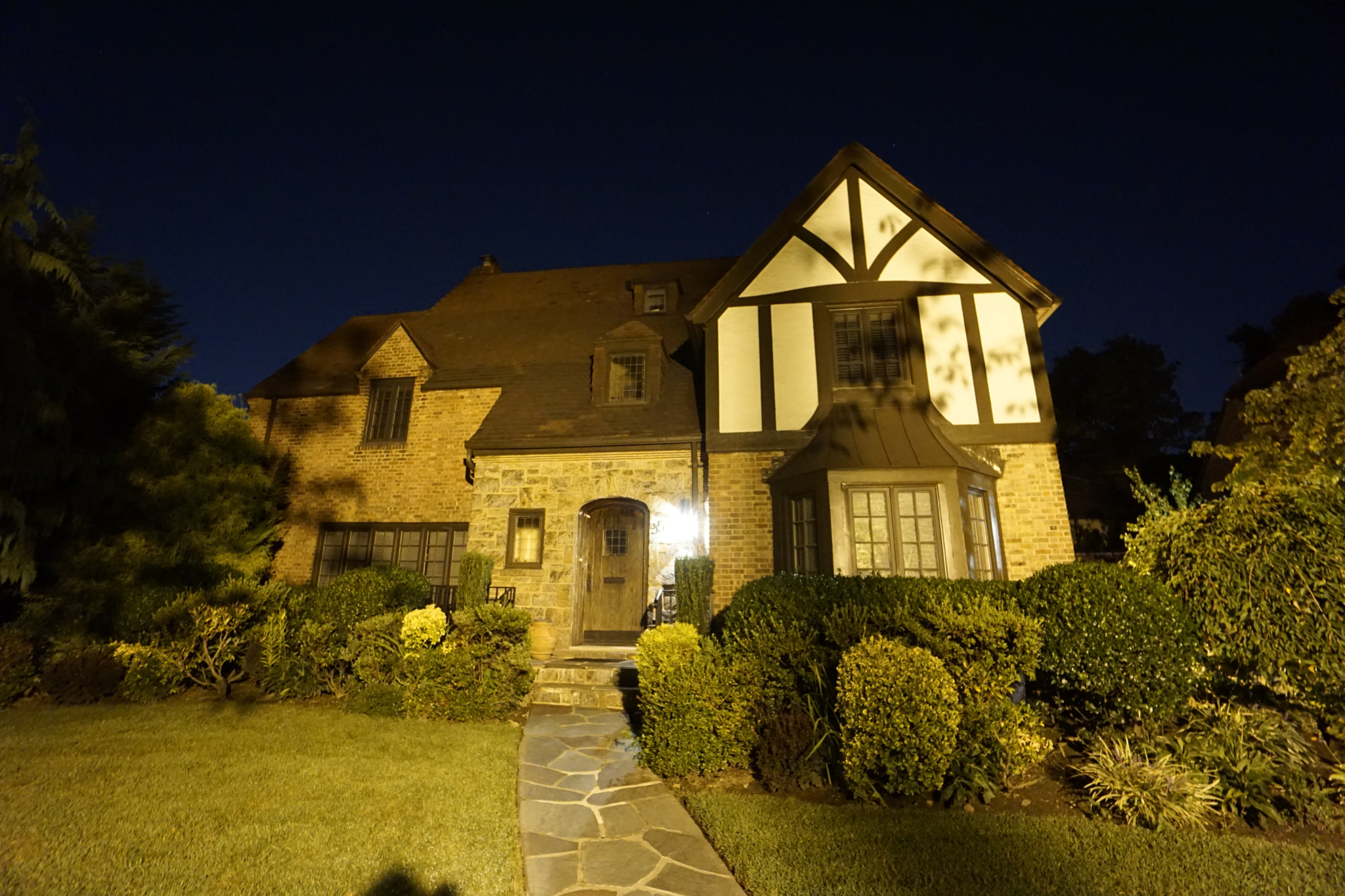 Sony a6000 + Sony E 10-18mm F4 OSS sample photo. Night house 10 photography