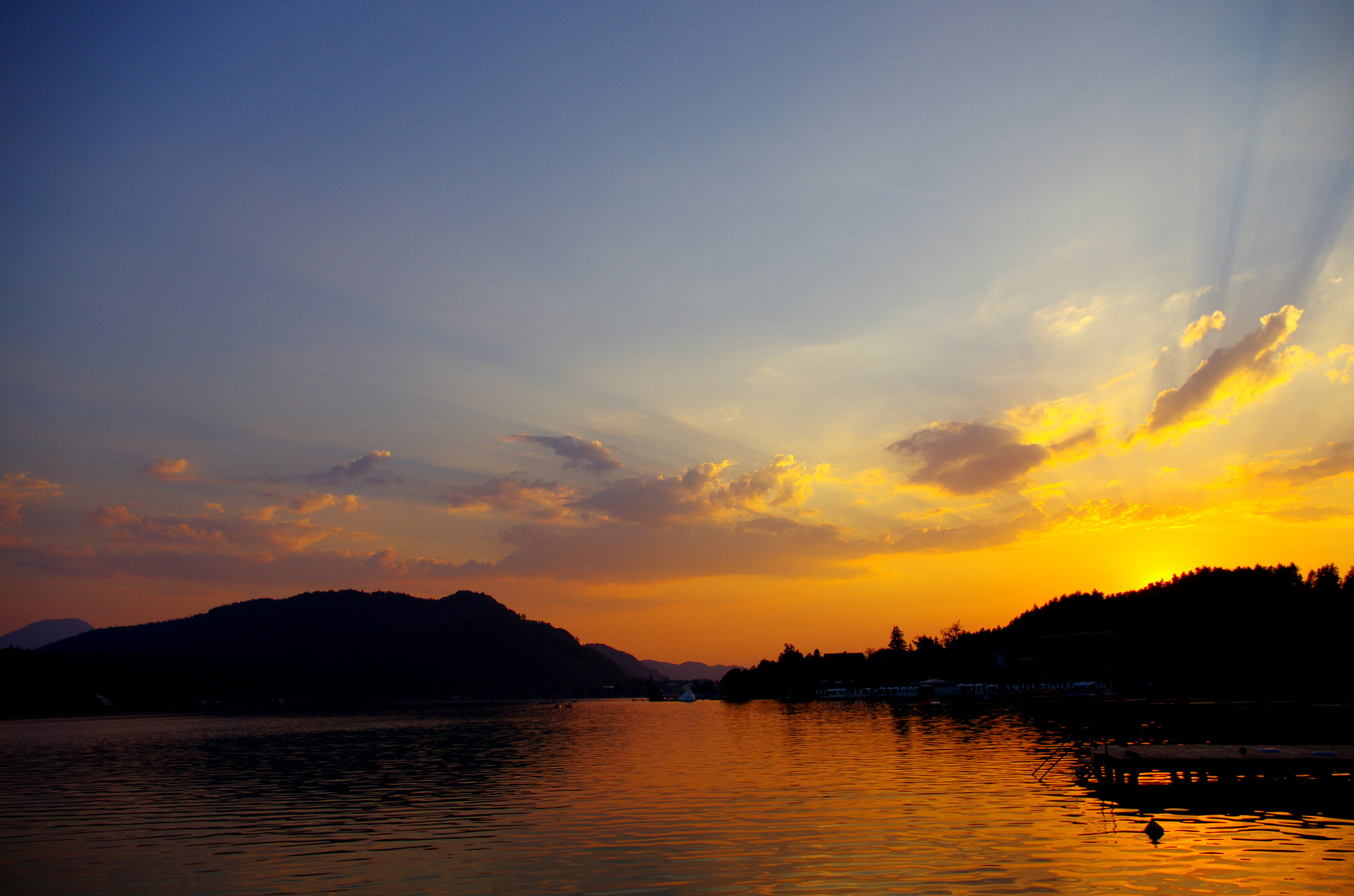 Pentax smc DA 18-55mm F3.5-5.6 AL sample photo. Lake klopein - sunrays photography