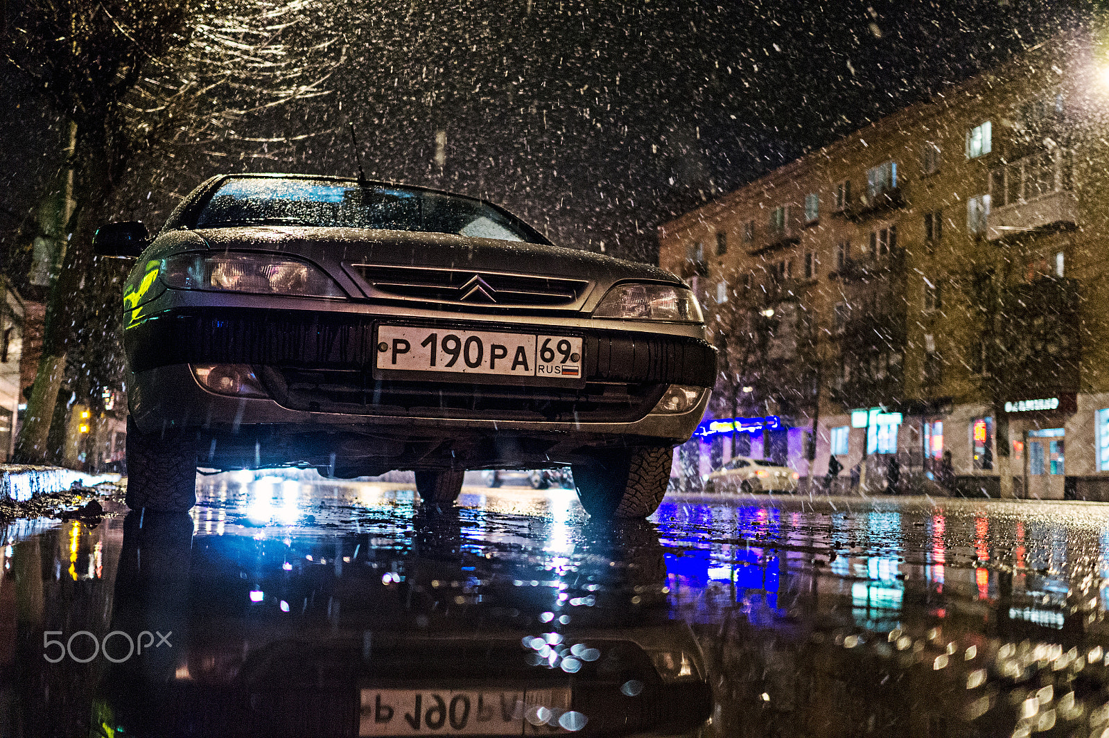 Sony Alpha a5000 (ILCE 5000) + Sony Sonnar T* E 24mm F1.8 ZA sample photo. Car under the snow photography